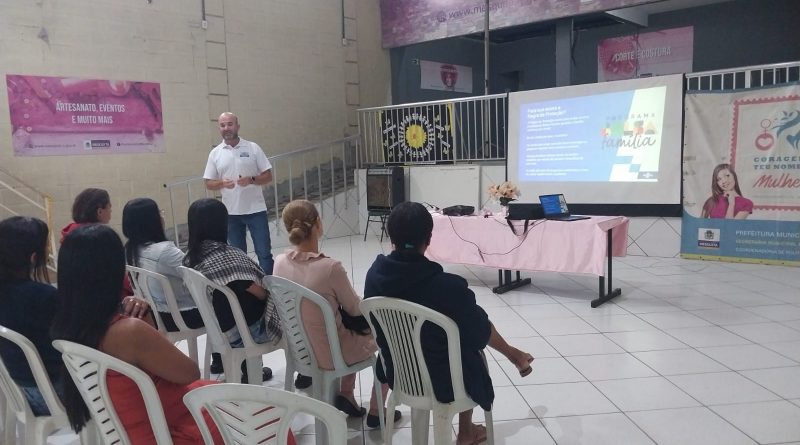 Palestra orienta mulheres sobre empreendedorismo e programas sociais