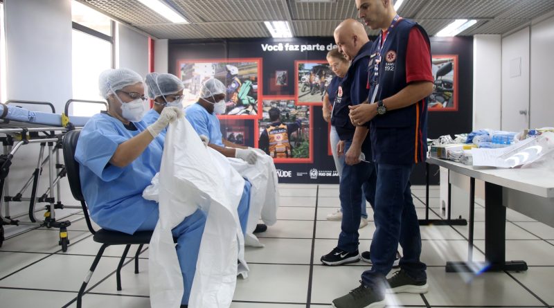 SAMU RJ recebe treinamento para transporte de pacientes com suspeita de Ebola