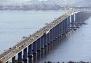 Acidente com motocicleta interdita faixa na Ponte Rio-Niterói e mobiliza equipes