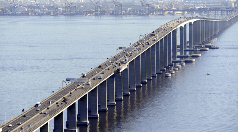 Acidente com motocicleta interdita faixa na Ponte Rio-Niterói e mobiliza equipes