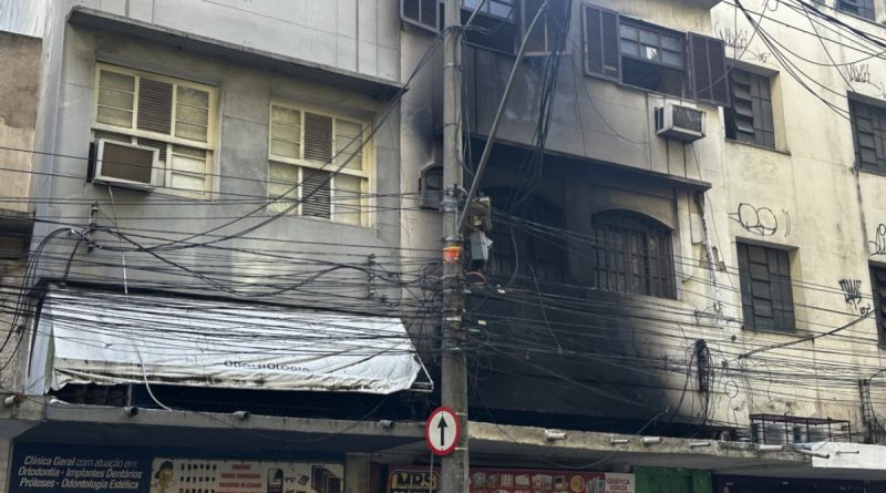 Polícia investiga incêndio que destruiu gráfica após arrombamento no Centro de Niterói