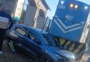 Carro invade linha férrea e colide com trem em Guapimirim