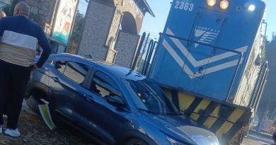 Carro invade linha férrea e colide com trem em Guapimirim