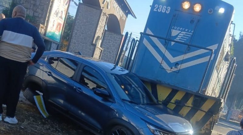 Carro invade linha férrea e colide com trem em Guapimirim