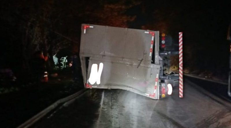 Tombamento de caminhão causa 10 km de congestionamento na Dutra