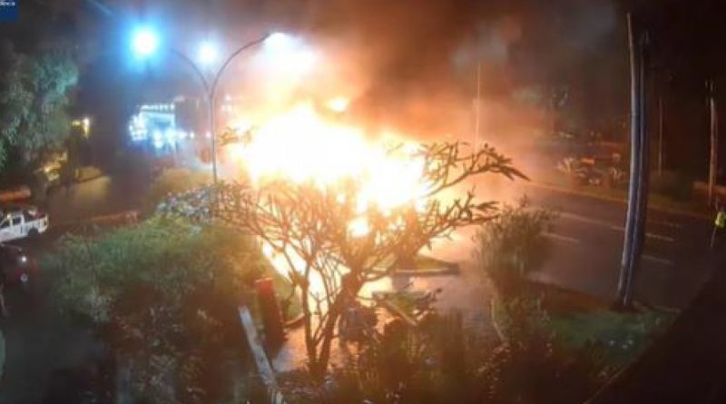 Ônibus pega fogo na saída do Túnel Rebouças