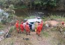 Dois corpos são encontrados após carro cair em ribanceira em Barra Mansa