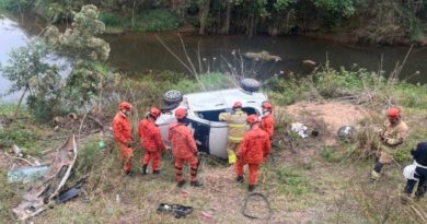 Dois corpos são encontrados após carro cair em ribanceira em Barra Mansa