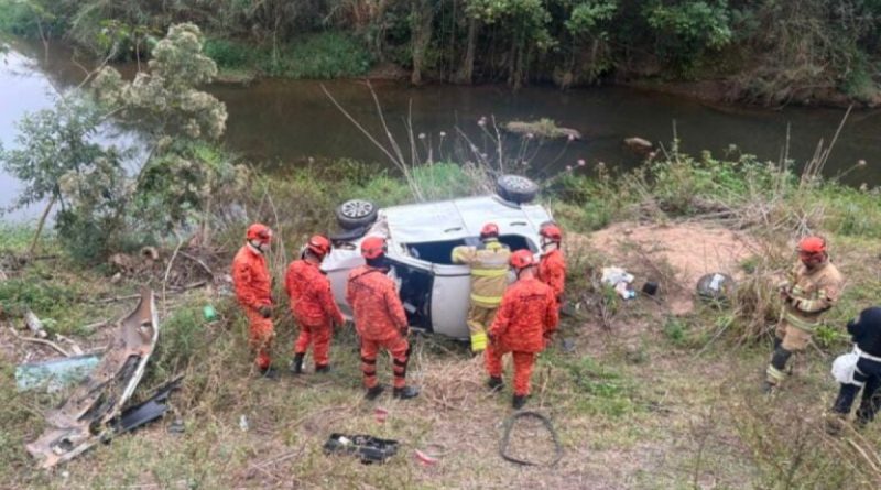 Dois corpos são encontrados após carro cair em ribanceira em Barra Mansa