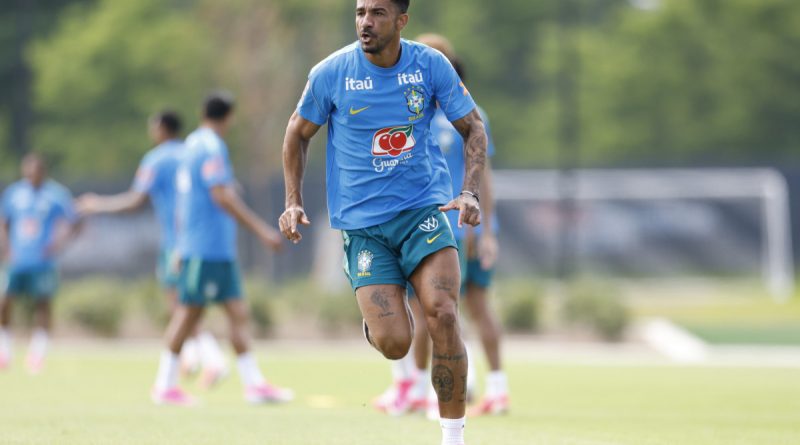 Delegação da Seleção chega ao Rio depois de queda na Copa do Mundo