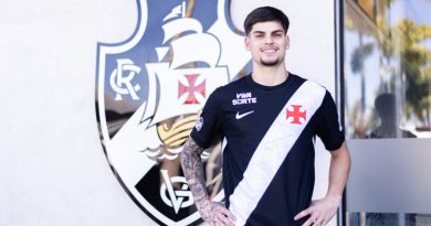 Vasco oficializa a contratação do lateral-esquerdo Paulinho