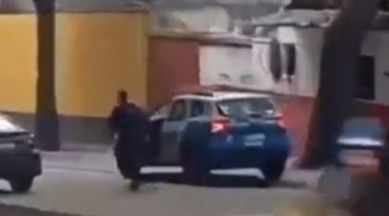 Viatura desgovernada bate em carro estacionado no Rio Comprido