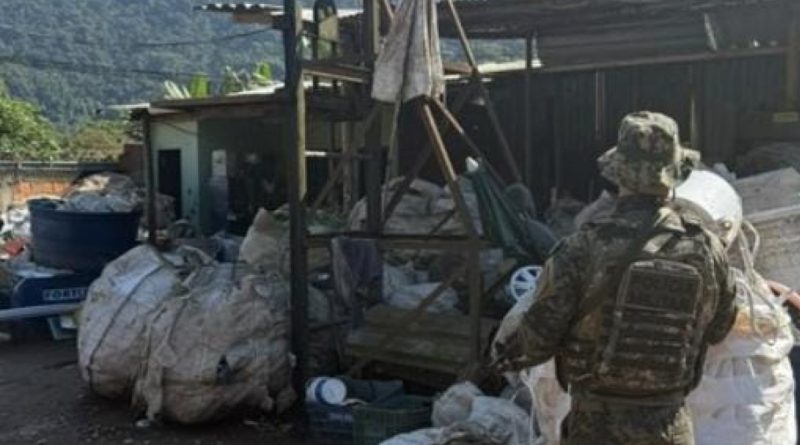 Polícia Ambiental flagra ferro-velho irregular em Angra dos Reis
