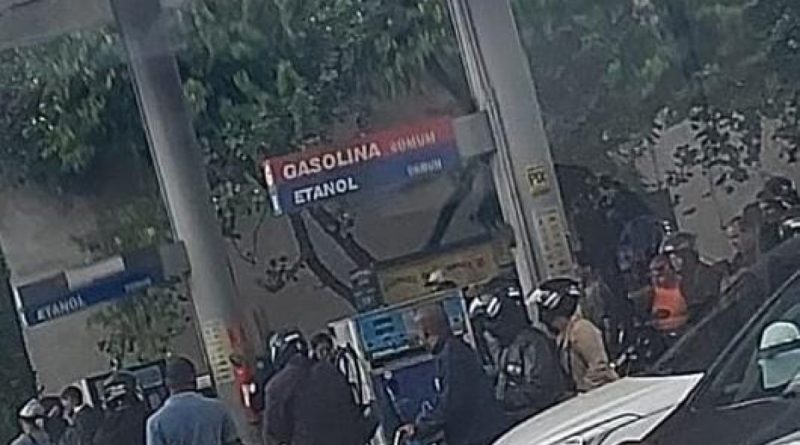 Dois homens são mortos a tiros em posto de combustíveis