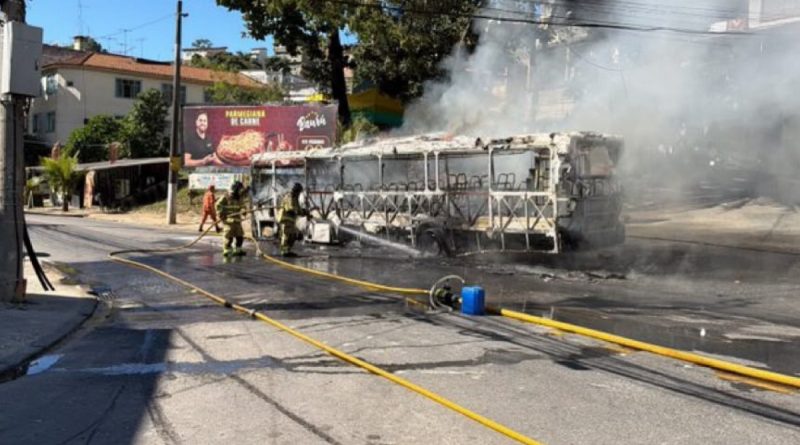 Ônibus pega fogo na Ilha do Governador