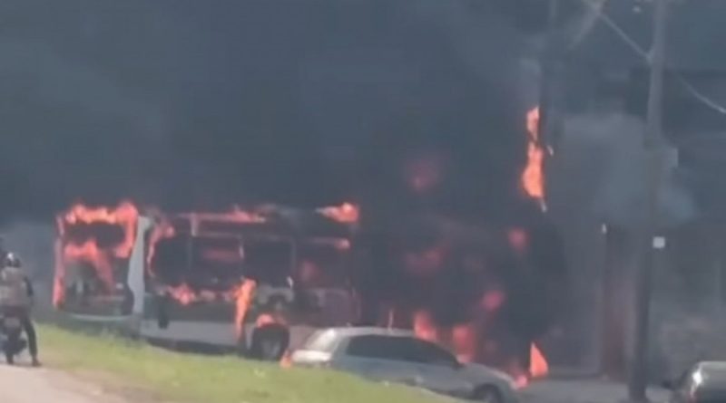 Manifestantes incendeiam ônibus e fecham pistas da Washington Luiz