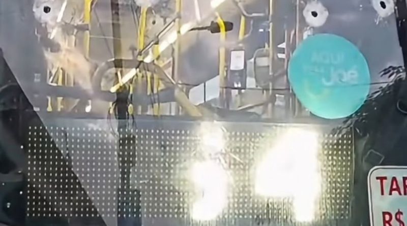 Policial civil reage a assalto em ônibus e troca tiros com bandidos