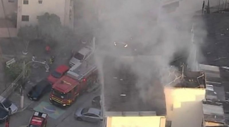 Incêndio atinge imóvel na Avenida Brasil, na altura de Irajá