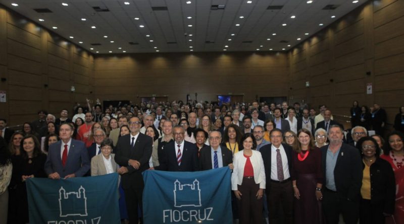 Diretor da OMS recebe honraria na Fiocruz e elogia sistema brasileiro de saúde