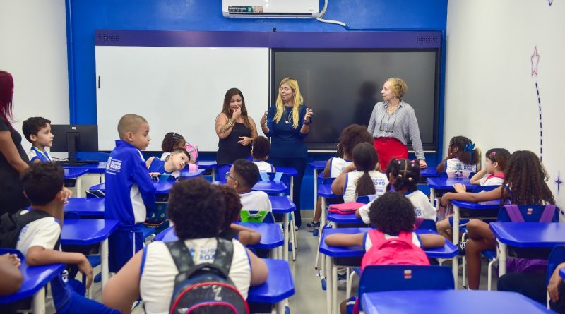 Belford Roxo: Secretária de Educação acompanha início das aulas de imersão  ao inglês e reforço na nova Escola Municipal Bilíngue