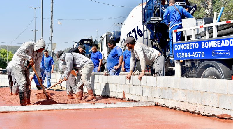 Prefeita de Belford Roxo Mariana Canella visita obras da futura Vila Olímpica de Nova Aurora que já conta com nova e moderna pista de caminhada