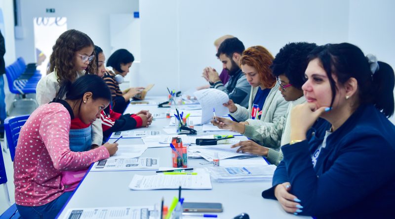Secretaria de Educação formaliza a inscrição de 675 alunos para o curso de imersão na Escola Bilíngue Engenheiro Belford Roxo