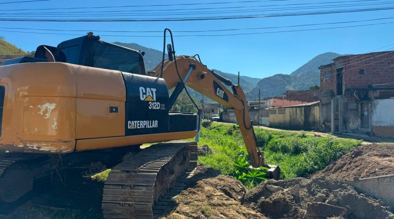 Com alerta para os impactos do El Niño, Prefeitura de Japeri intensifica limpeza do Canal da Chacrinha
