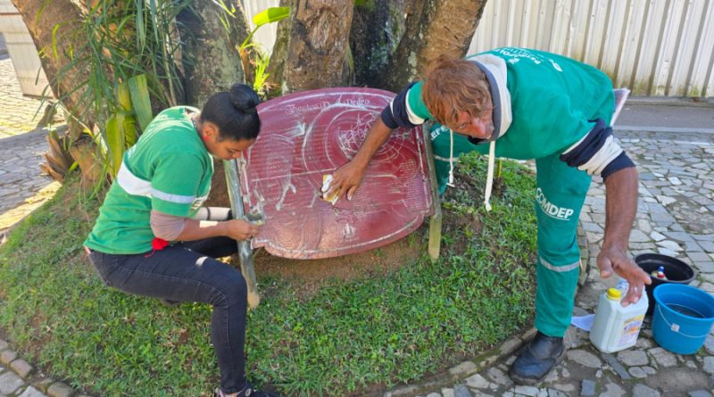 Prefeitura de Petrópolis faz a limpeza das placas turísticas e reforça conservação de monumentos históricos no Centro