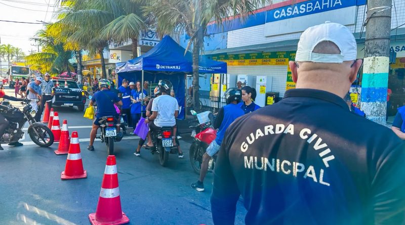 Detran-RJ e Prefeitura de Meriti reforçam segurança de motociclistas com distribuição de 200 antenas corta-pipa