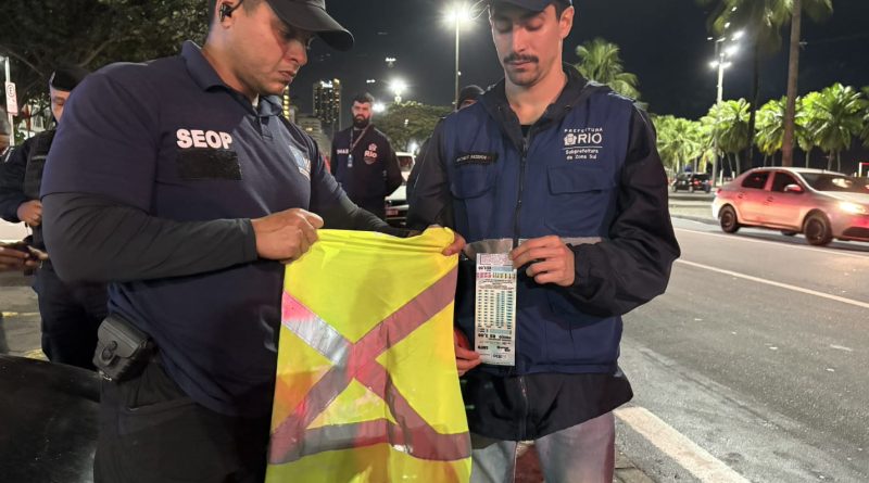 Ação de ordenamento em Copacabana recolhe três toneladas de entulho e remove estruturas irregulares das calçada