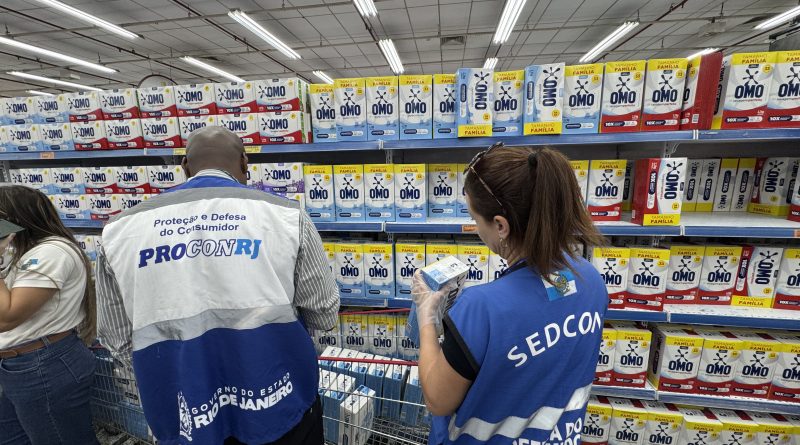 Sabão em pó é apreendido por indício de falsificação durante fiscalização em Nova Iguaçu