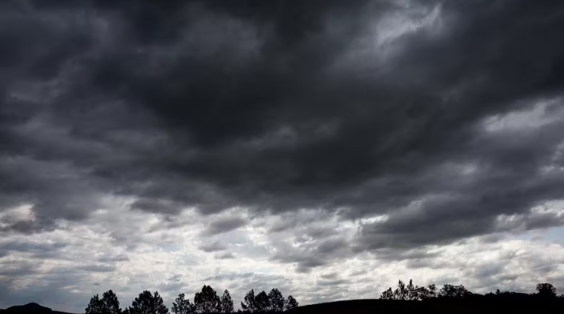 Tempestades causam danos em 21 cidades do RS e 125 municípios têm registro de falta de luz; previsão indica vento de até 100km/h