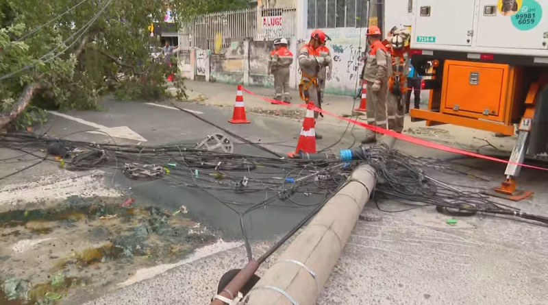 Após vendaval, quase 500 mil imóveis continuam sem luz no RJ