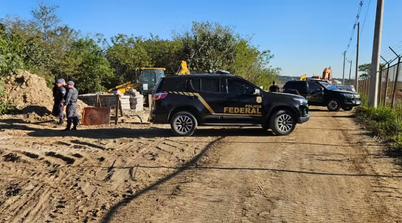 Agentes da PF trocam tiros com suspeitos de tráfico na área externa do Aeroporto Internacional de SP, em Guarulhos