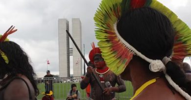 Câmara aprova projeto que assegura a povos indígenas e tradicionais direito de usar cocar e turbante em fotos de documentos