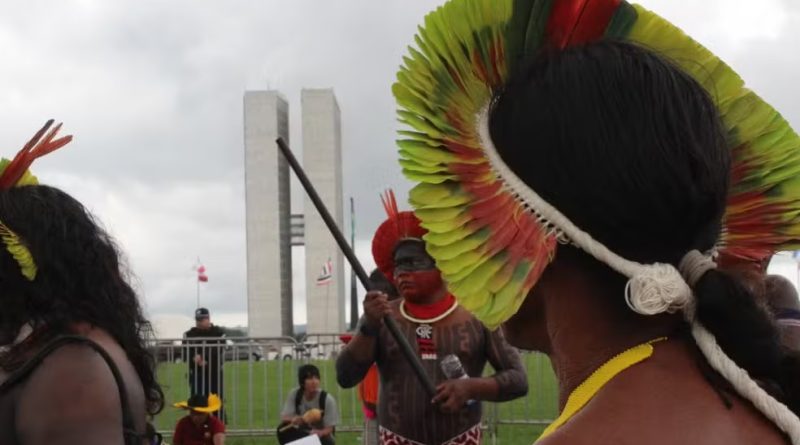 Câmara aprova projeto que assegura a povos indígenas e tradicionais direito de usar cocar e turbante em fotos de documentos