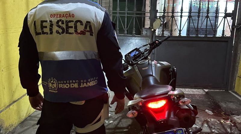 Operação Lei Seca recupera motocicleta roubada e prende homem por receptação em Botafogo