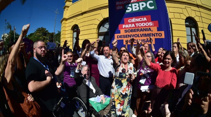 Ato público contra o feminicídio marca primeiro dia da reunião anual da SBPC em Niterói