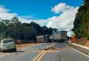 Acidente entre carro e carreta deixa dois mortos em MG