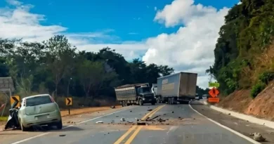 Acidente entre carro e carreta deixa dois mortos em MG