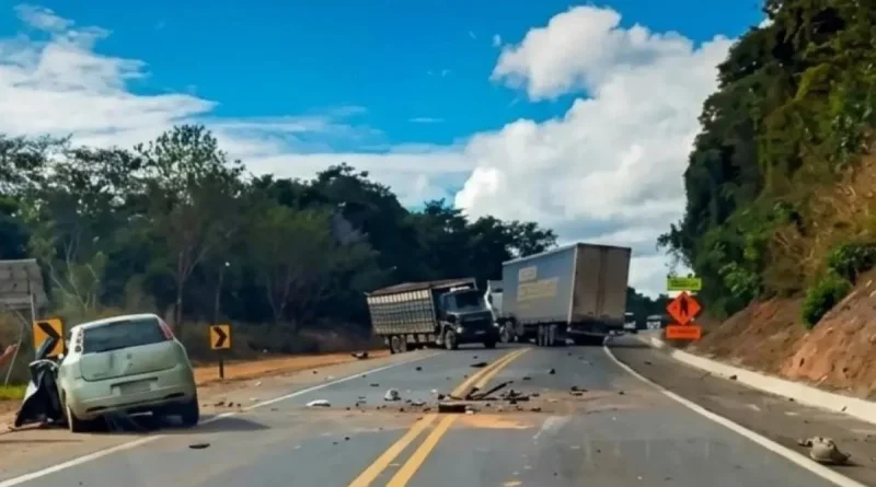 Acidente entre carro e carreta deixa dois mortos em MG