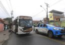 Criminosos usam ônibus como barricadas em Costa Barros