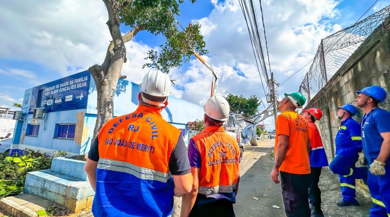 Prefeitura de Meriti realiza mutirão de ações na cidade após ventania