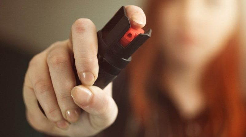 Lei autoriza venda de spray de pimenta para segurança das mulheres
