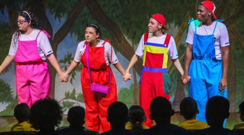 Prefeitura de Volta Redonda reúne 170 crianças do Programa Curumim em espetáculo teatral sobre prevenção às droga