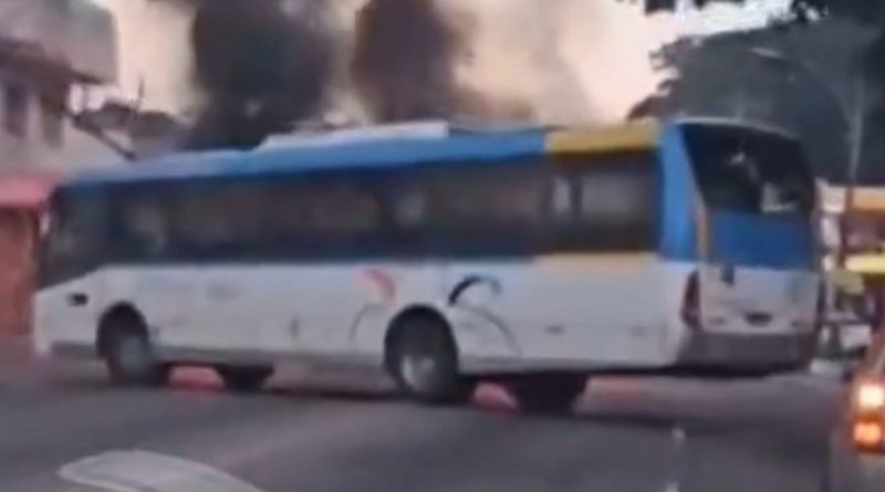 Criminosos usam ônibus como barricadas em operação na Cidade de Deus