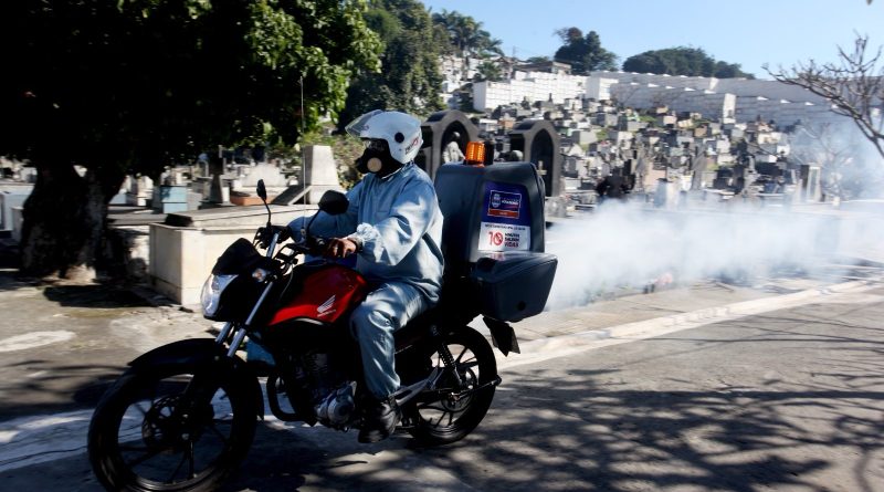 Nova Iguaçu reforça combate à dengue com motofog em áreas de difícil acesso
