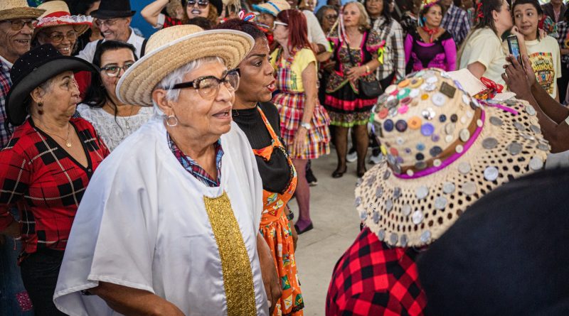 Mais de 300 idosos participam do tradicional Arraiá do Esmuti em Nova Iguaçu