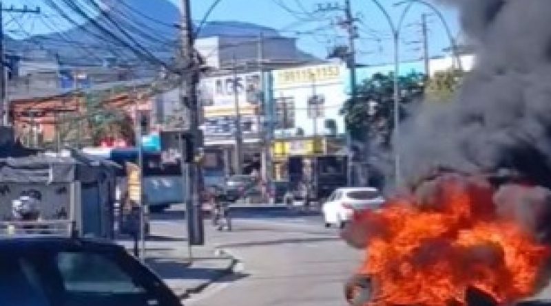 Criminosos usam pneus em chamas e ônibus como barricadas na Gardênia Azul