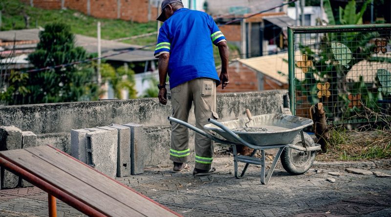 Secretaria de Obras de Volta Redonda revitaliza áreas de lazer no Roma